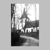 022-0001 Die Auffahrt zur Goldbacher Kirche. Sehr gut ist die bergansteigende, versetzte Kirchhofsmauer zu erkennen. .jpg